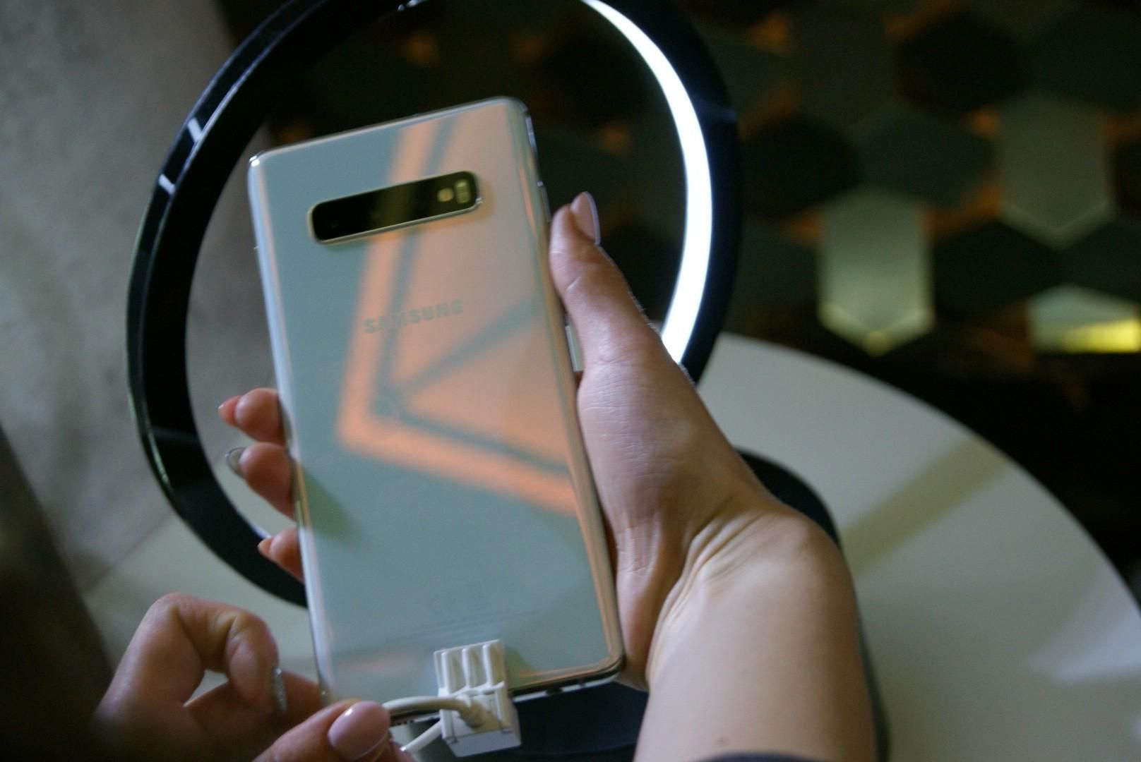 Деякі фішки Samsung Galaxy S10 можуть вдарити по бюджету користувача Деякі фішки Samsung Galaxy S10 можуть вдарити по бюджету користувача