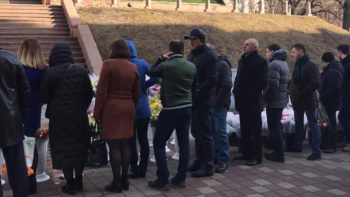 8 марта уже близко: очередь за цветами в Киеве поражает 8 марта уже близко: очередь за цветами в Киеве поражает