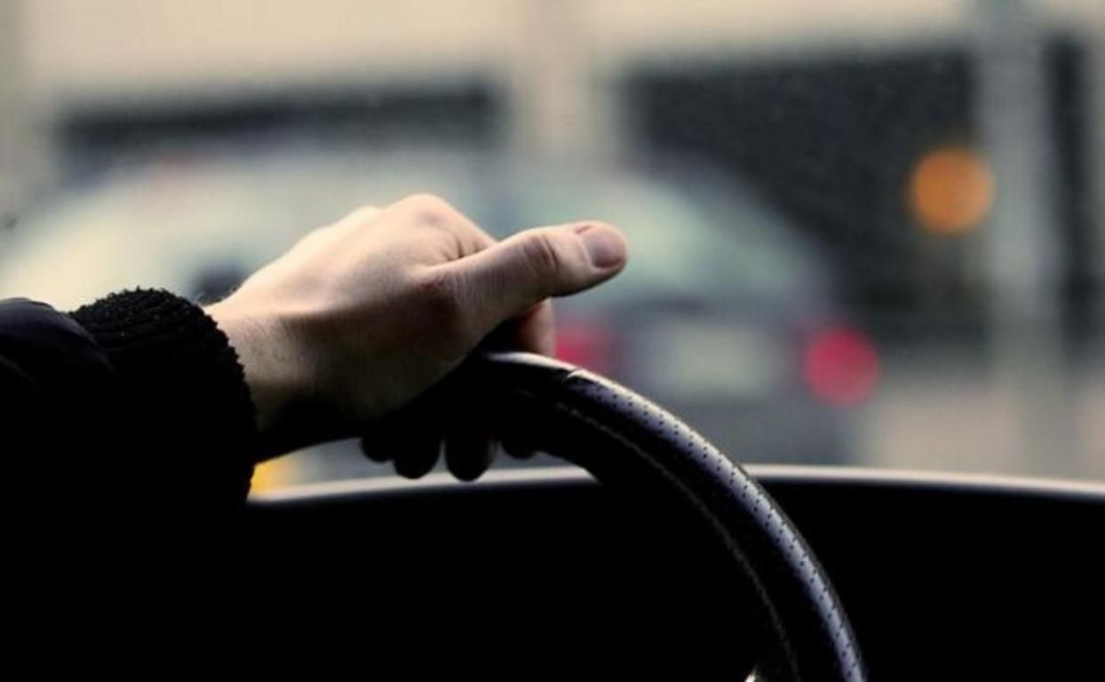 В Одессе патрульные спасли водителя, который потерял сознание за рулем В Одессе патрульные спасли водителя, который потерял сознание за рулем