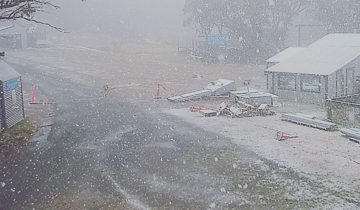 В Австралии после сильной жары неожиданно выпал снег: фото и видео