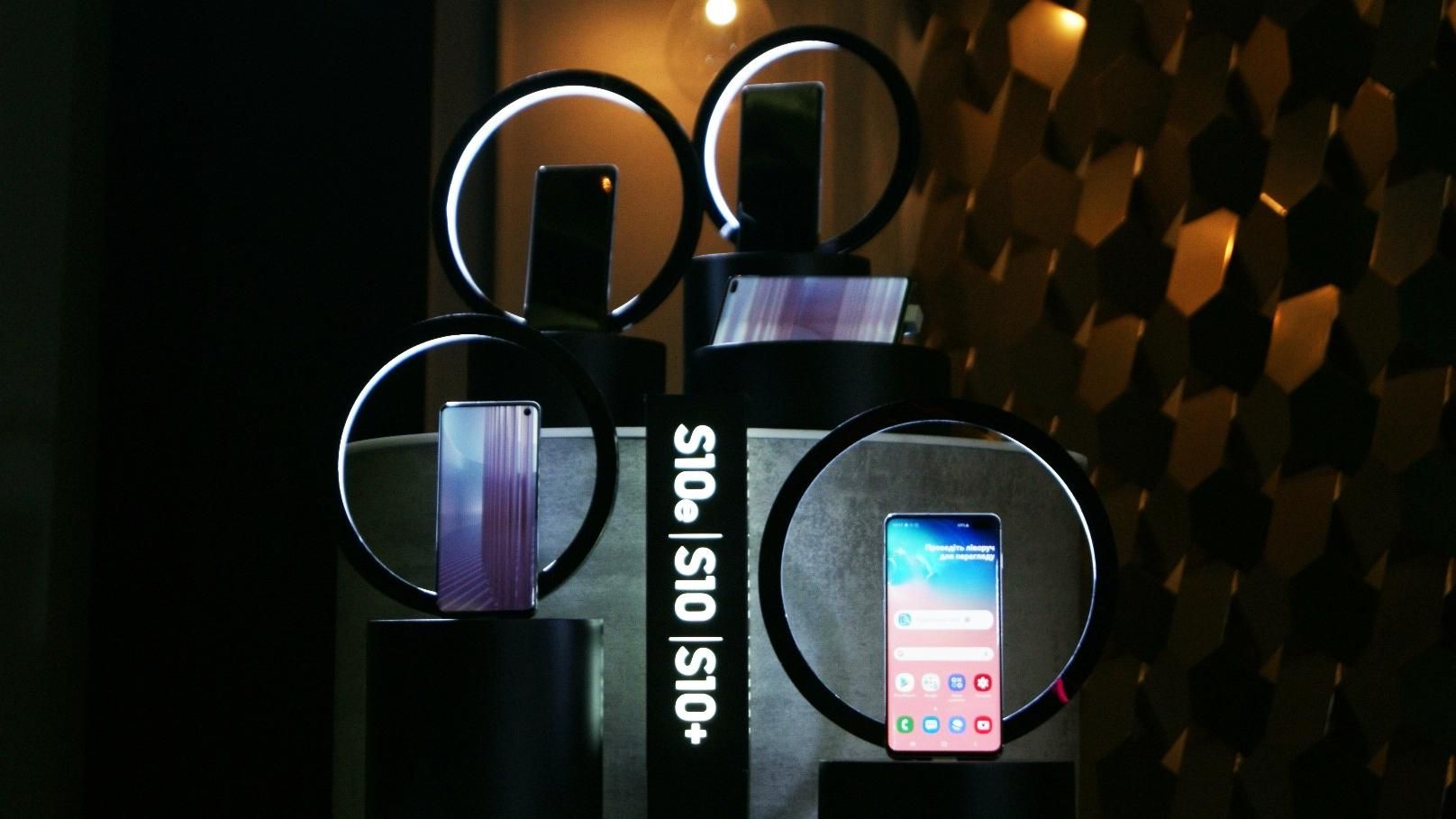 Смартфони Samsung Galaxy S10 надійшли у продаж в Україні: ціни