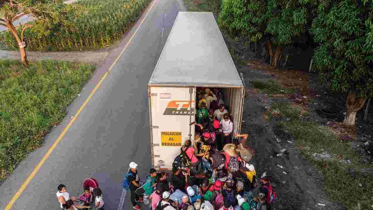 В Мексике перевернулся грузовик с мигрантами: много погибших В Мексике перевернулся грузовик с мигрантами: много погибших