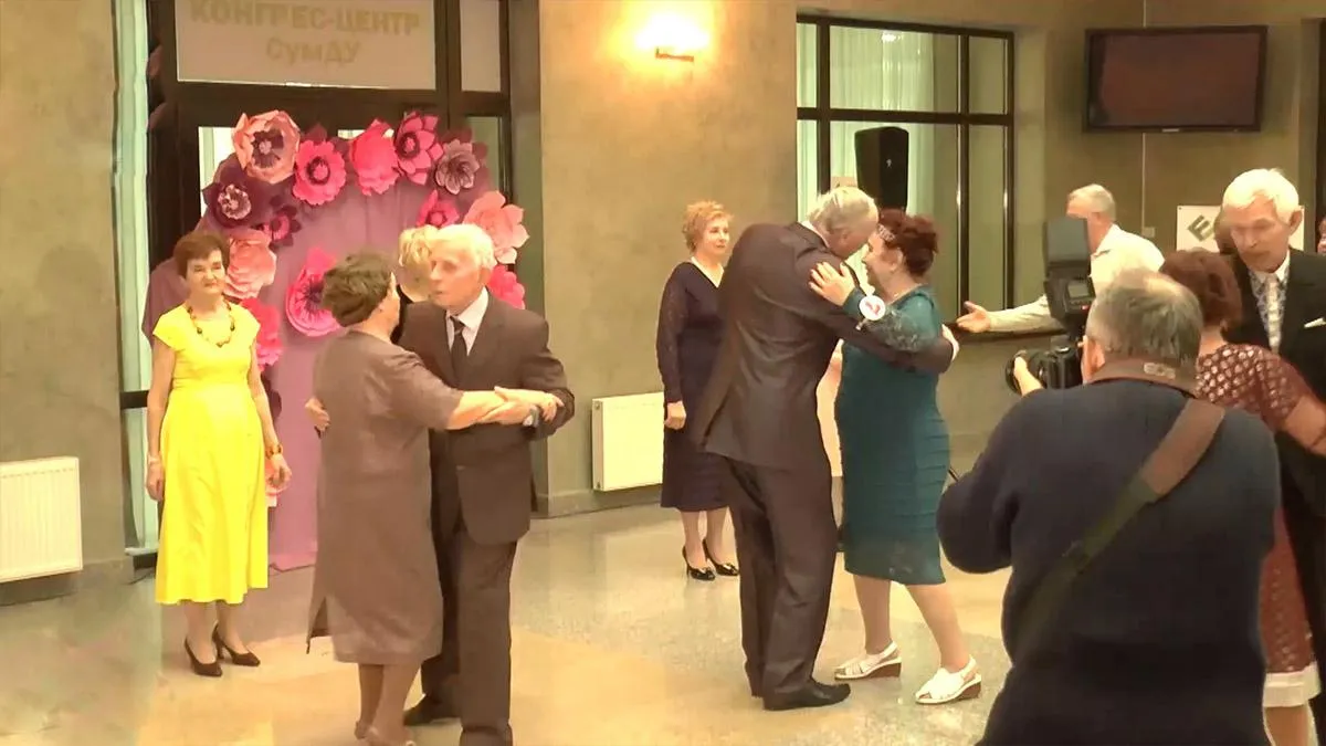 Учасниці танцювали вальс Учасниці танцювали вальс