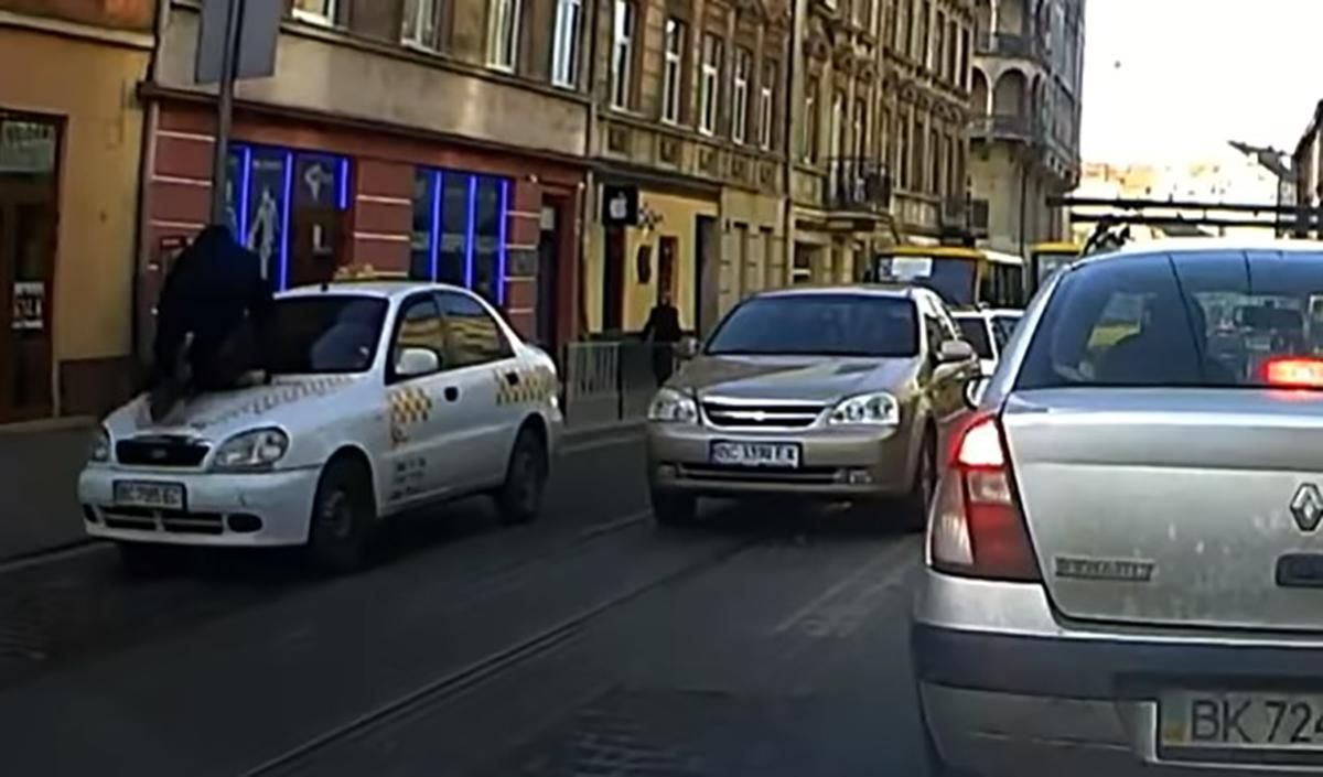 У центрі Львова таксист збив пішохода та провіз його на капоті: відео
