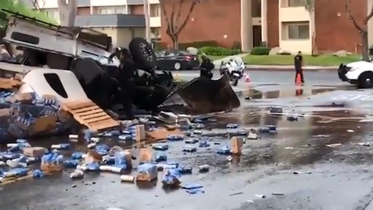 В Калифорнии перевернулся грузовик с пивом: видео В Калифорнии перевернулся грузовик с пивом: видео