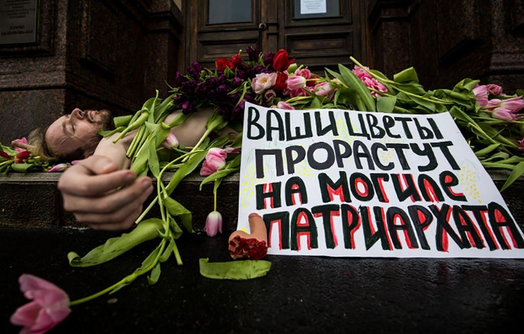 Квіти на могилі патріархату: в Росії розгорнулася справжня "битва" навколо 8 березня Квіти на могилі патріархату: в Росії розгорнулася справжня "битва" навколо 8 березня