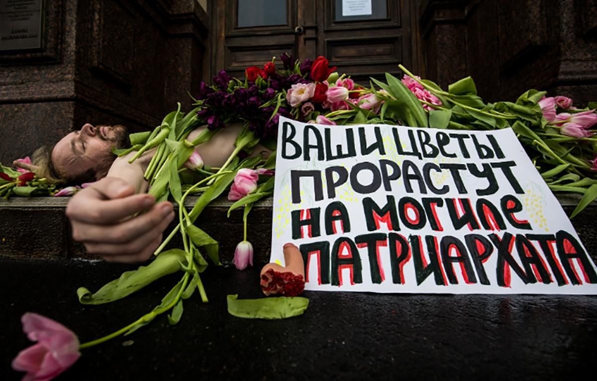 Квіти на могилі патріархату: в Росії розгорнулася справжня "битва" навколо 8 березня