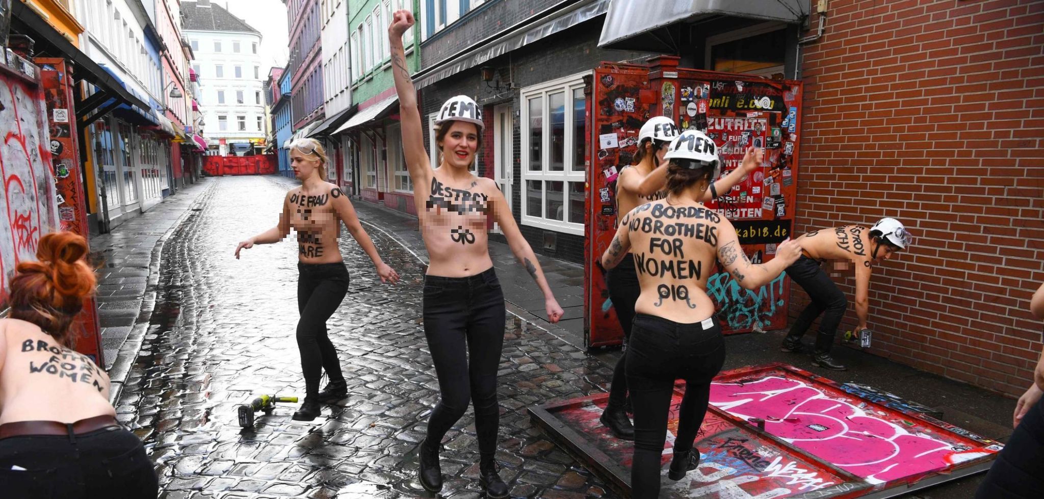 Обнаженные активистки Femen "разрушали патриархат" в немецком Гамбурге: фото 18+