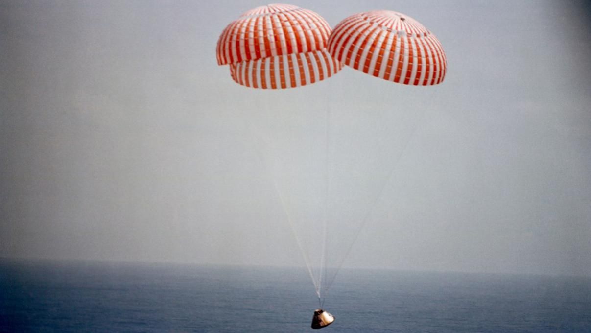 Космический корабль компании Маска Crew Dragon приводнился у США Космический корабль компании Маска Crew Dragon приводнился у США