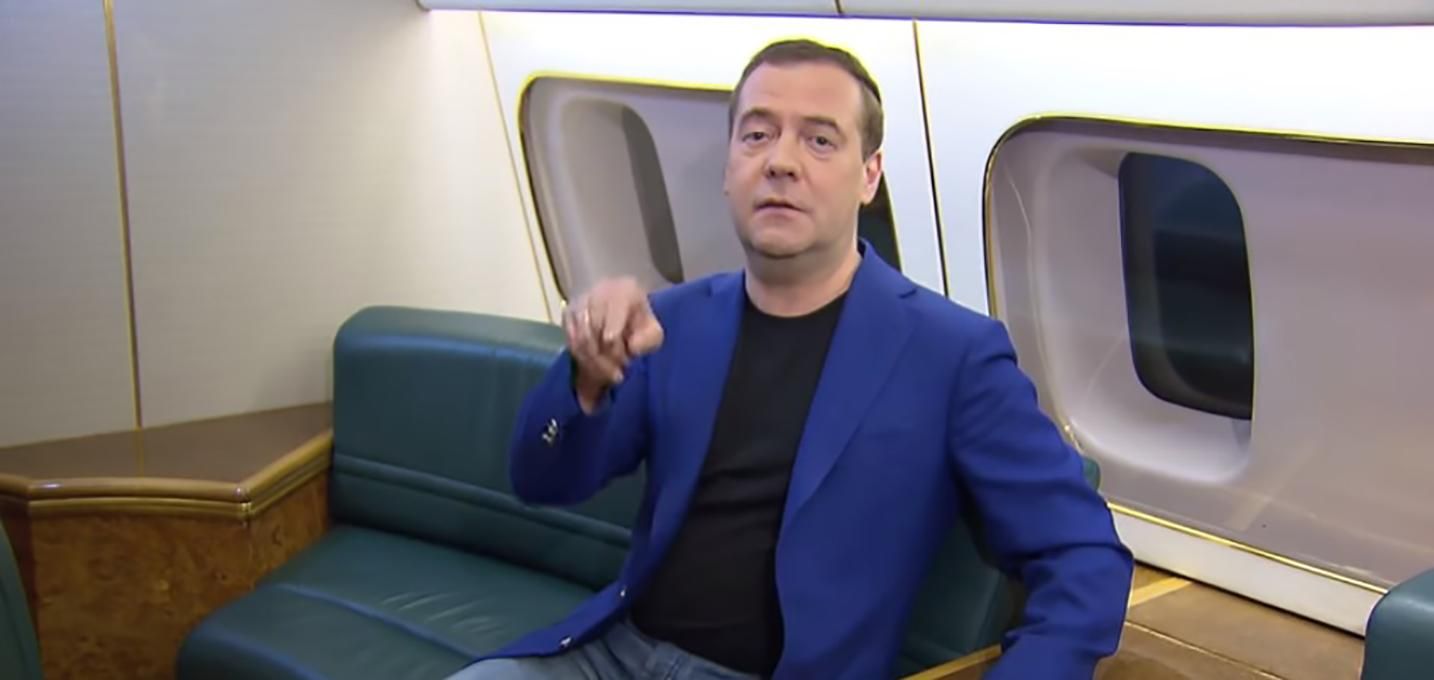 Медведев снова опозорился: российский премьер забыл, как рисовать восьмерку