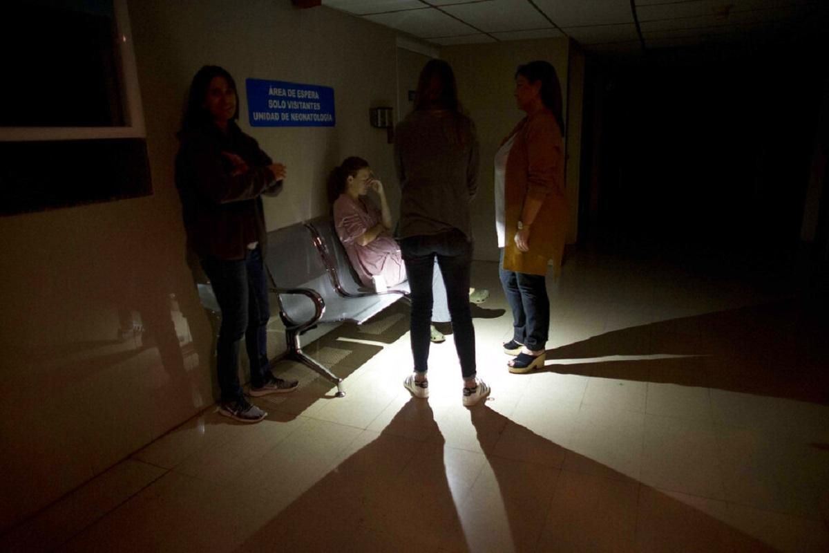 Блекаут у Венесуелі: люди не можуть зарядити мобільники і побоюються за свою безпеку Блекаут у Венесуелі: люди не можуть зарядити мобільники і побоюються за свою безпеку