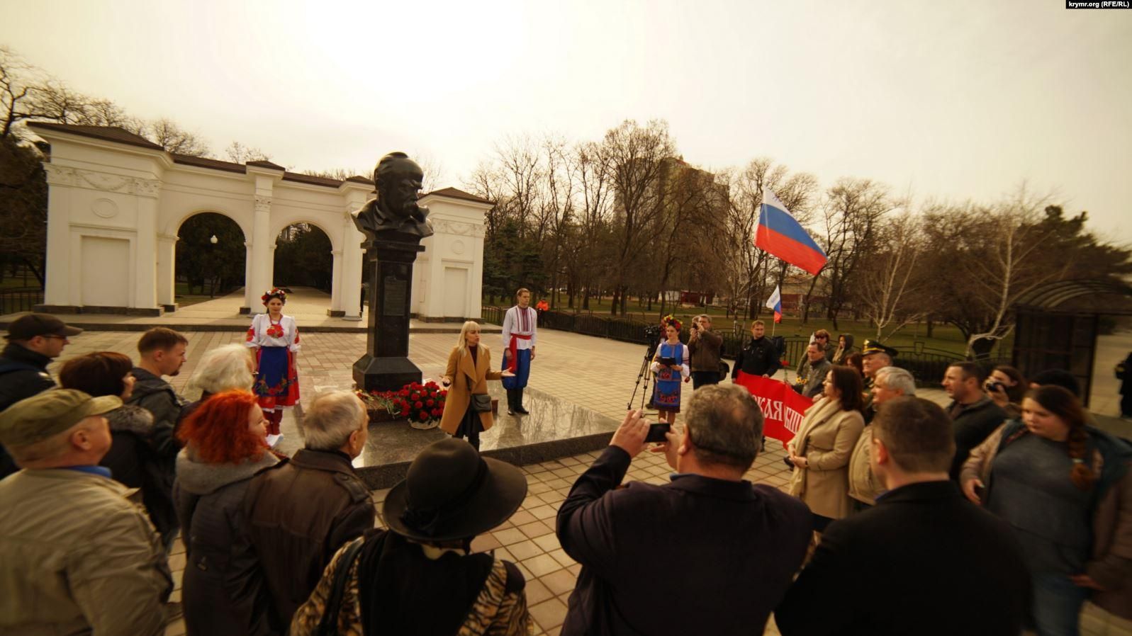 Російські прапори, поліція та "Шевченко наш": як посіпаки Кремля вшановували Кобзаря у Криму
