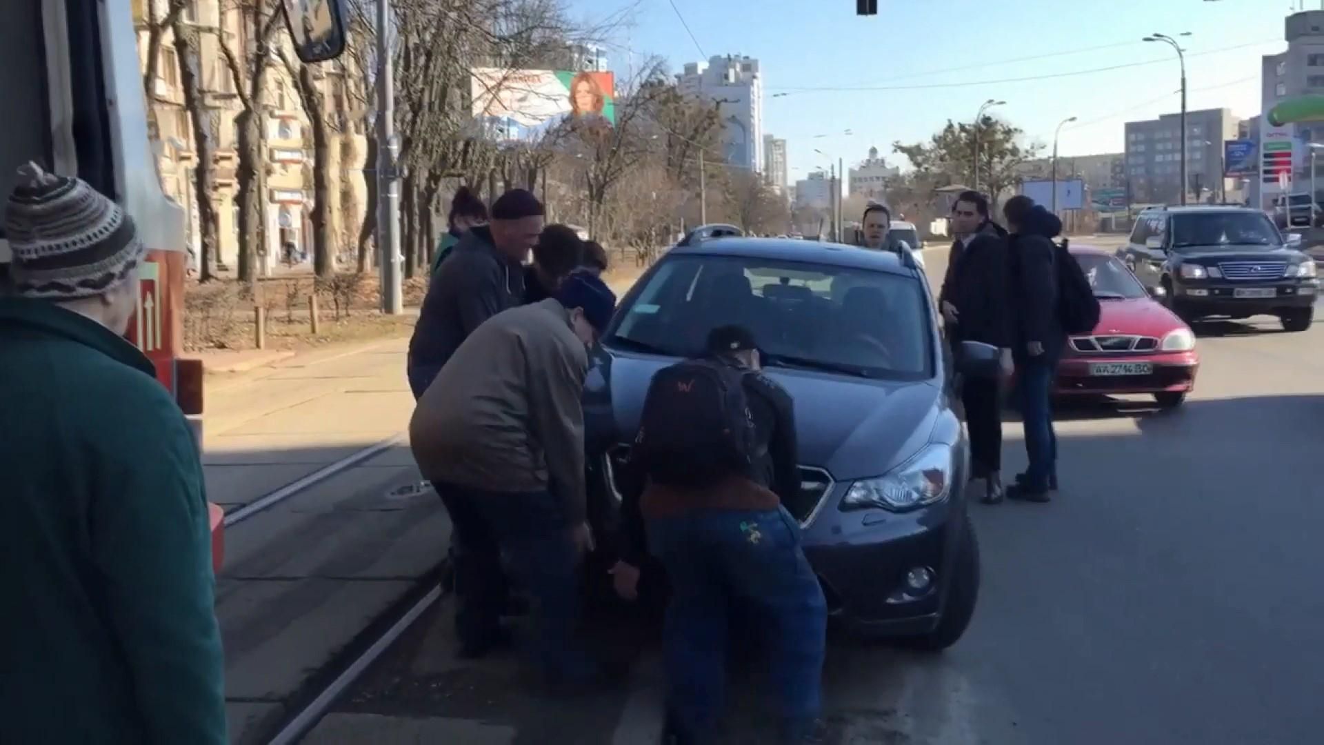 В Киеве разъяренные пассажиры оттащили автомобиль, припаркованный на трамвайных путях: видео