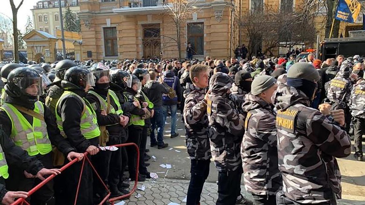 На акції проти Гладковських спалахнули сутички під Адмінстрацією Президента у Києві: фото, відео На акції проти Гладковських спалахнули сутички під Адмінстрацією Президента у Києві: фото, відео