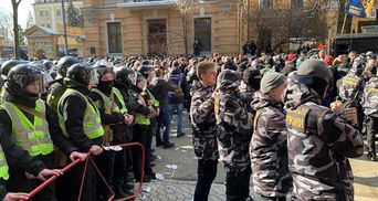 На акции против Гладковских вспыхнули столкновения под Админстрации Президента в Киеве: видео