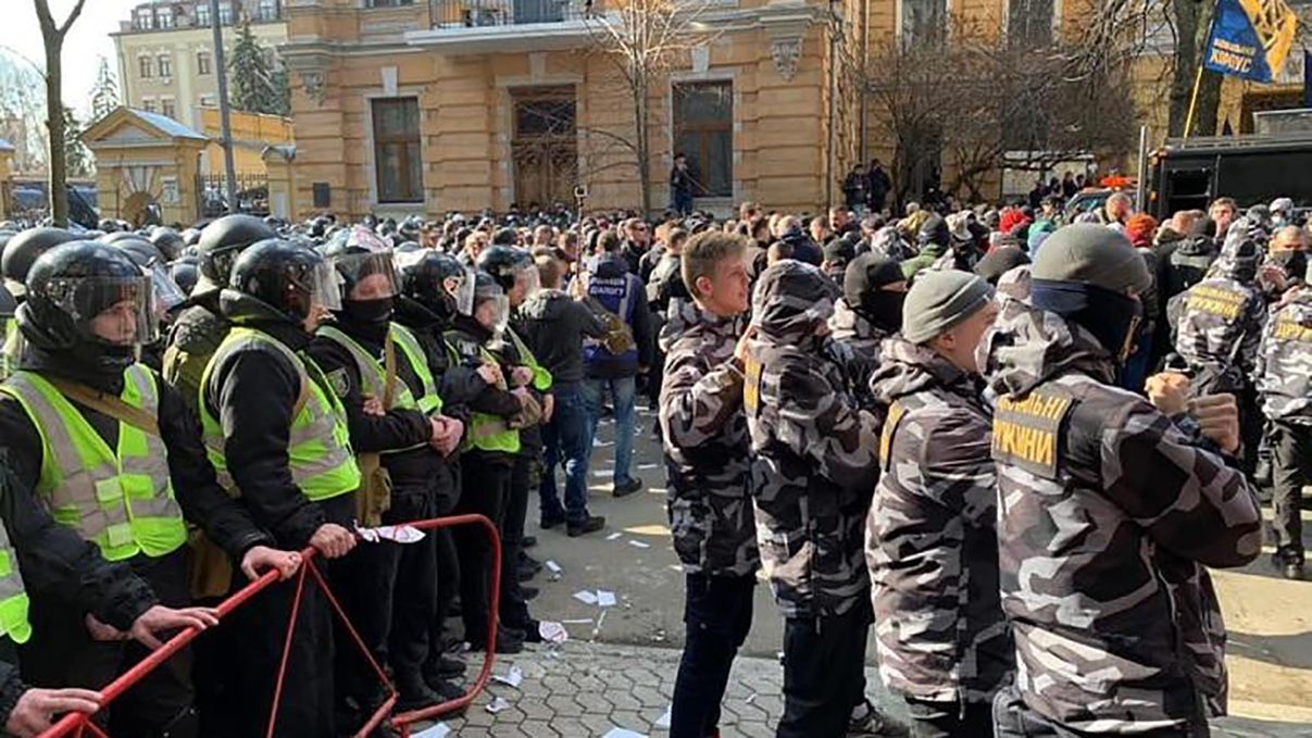 На акции против Гладковских вспыхнули столкновения под Админстрации Президента в Киеве: видео