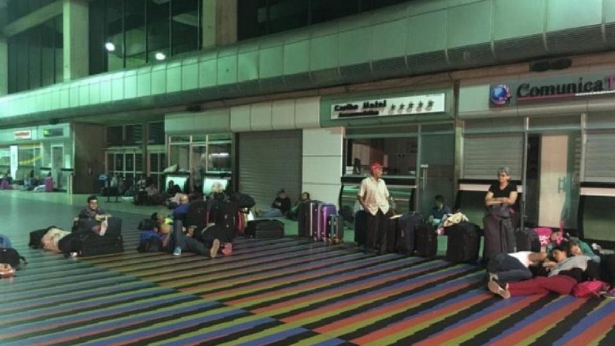 Международный аэропорт Каракаса без света: люди не могут покинуть город