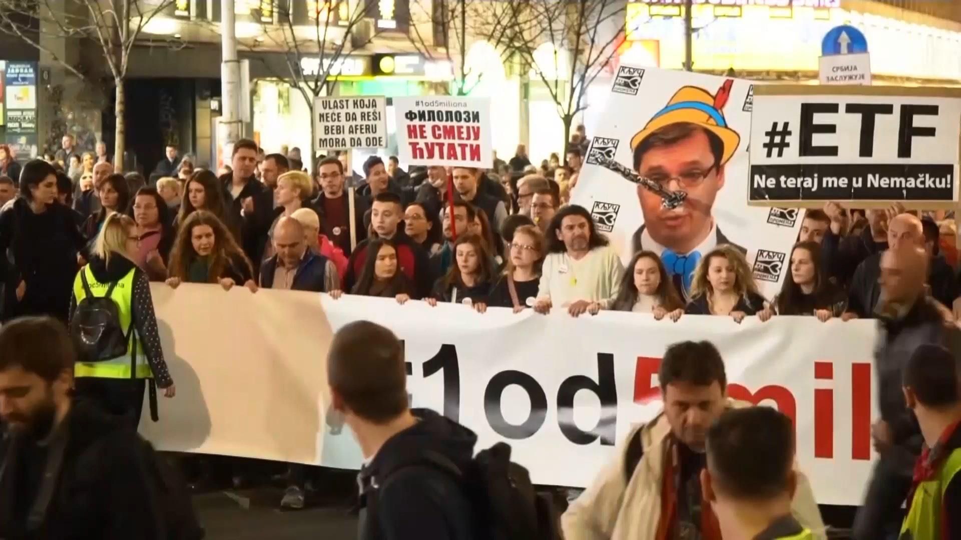 Десять тисяч сербів вийшли на мітинг, вимагаючи відставки президента Вучіча та уряду: відео Десять тисяч сербів вийшли на мітинг, вимагаючи відставки президента Вучіча та уряду: відео
