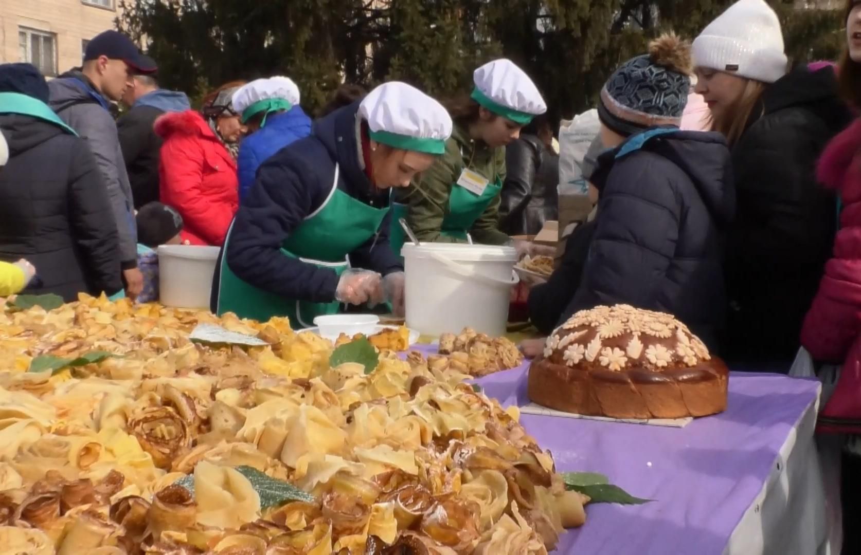 Щоб допомогти врятувати життя дитині, три тисячі млинців продали на Черкащині: фото і відео