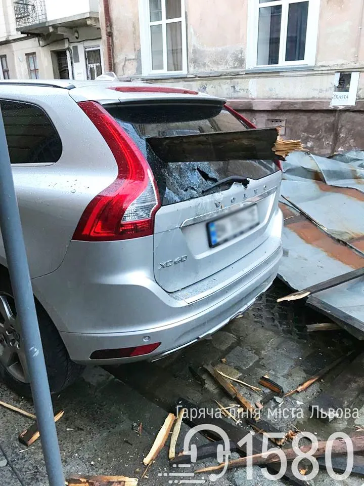 Львів негода вітер ураган буревій зірвало дах Львів негода вітер ураган буревій зірвало дах