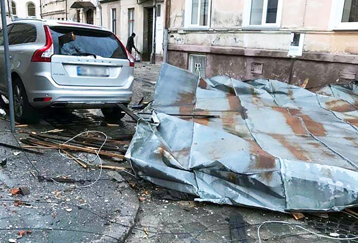 Мощный ветер сорвал крышу с дома в центре Львова: фото