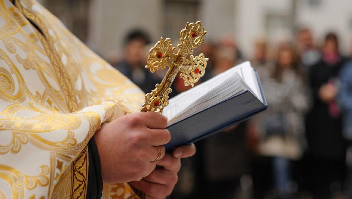 Священники УПЦ МП с неизвестными блокировали церковь на Ровненщине: видео