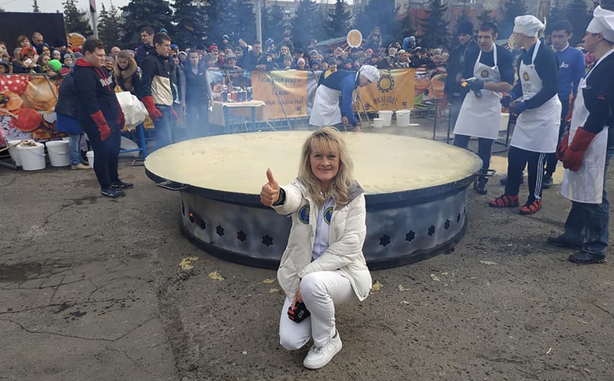 "Жорстока хунта годує не з лопат, а з тарілочок": на Донбасі спекли найбільший млинець України