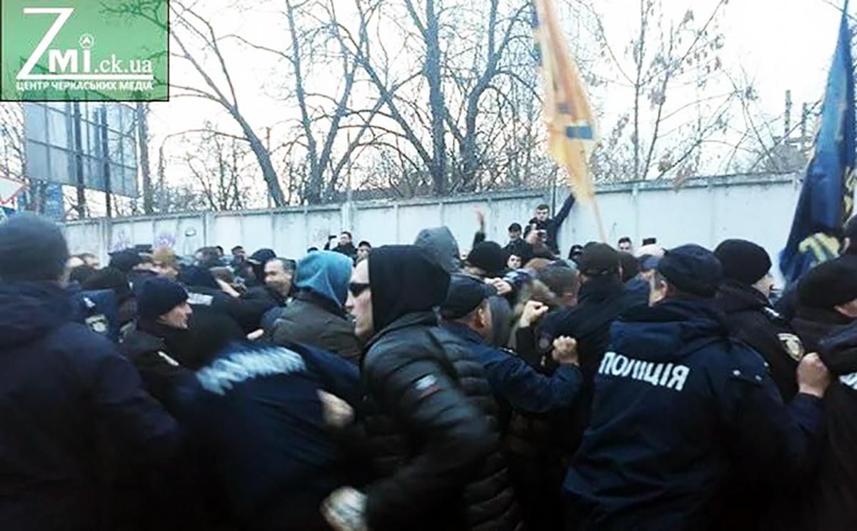 Столкновения в Черкассах во время выступления Порошенко: полиция задержала организаторов
