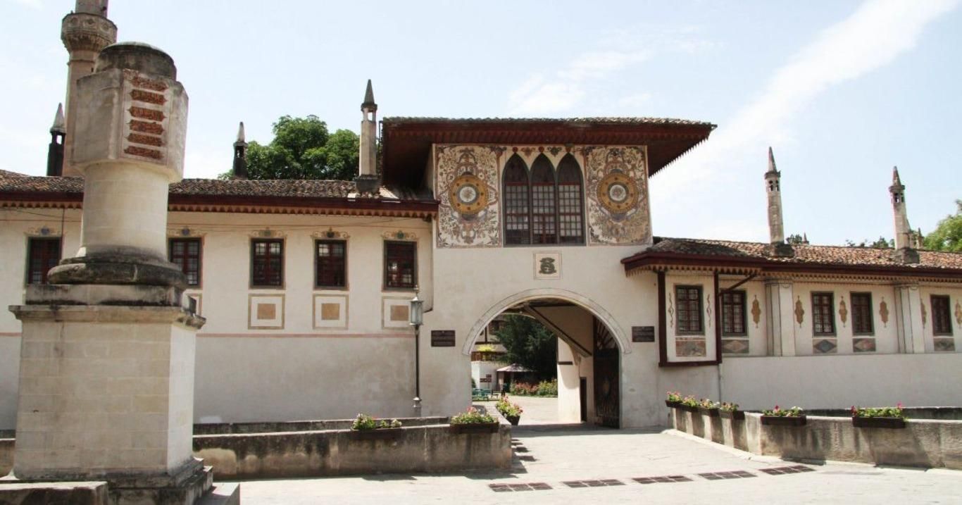 Неправомерные раскопки и фальшивые археологи: в Крыму уничтожают Ханский дворец Неправомерные раскопки и фальшивые археологи: в Крыму уничтожают Ханский дворец