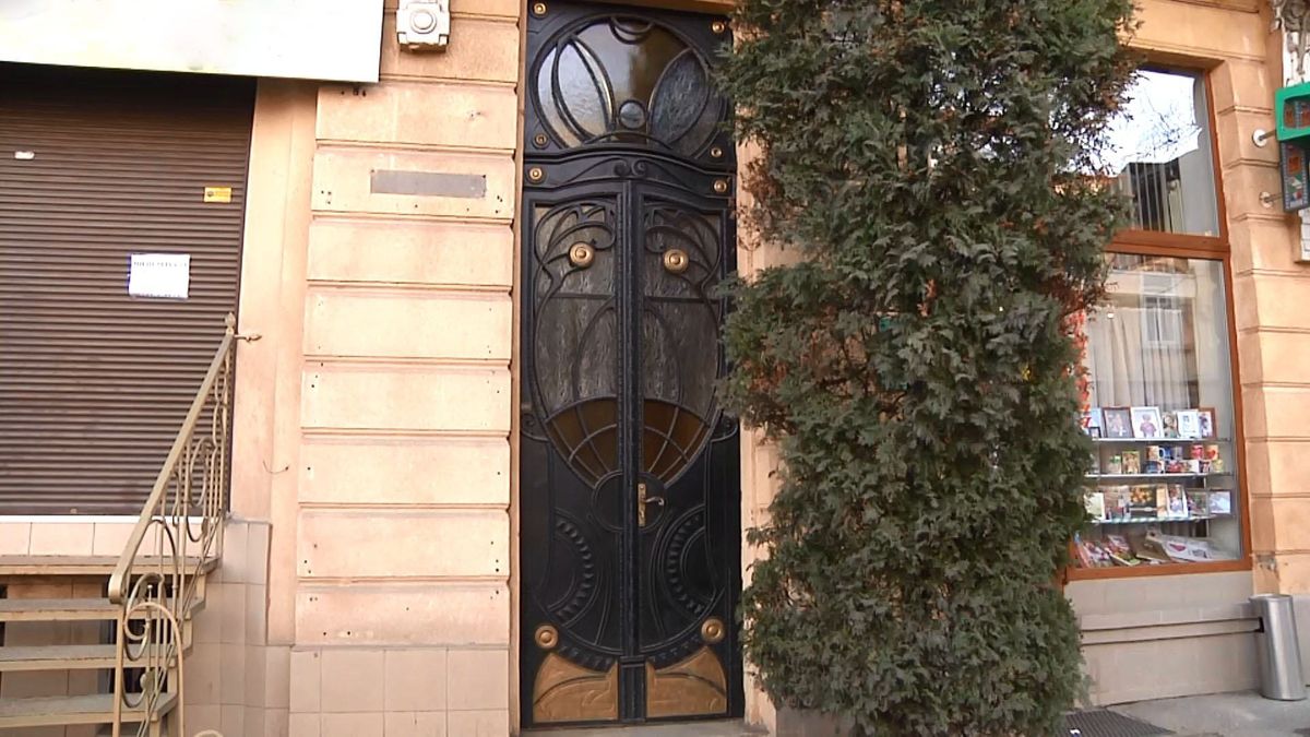Благотворительная реставрация: активисты спасают старинные двери Ивано-Франковска Благотворительная реставрация: активисты спасают старинные двери Ивано-Франковска