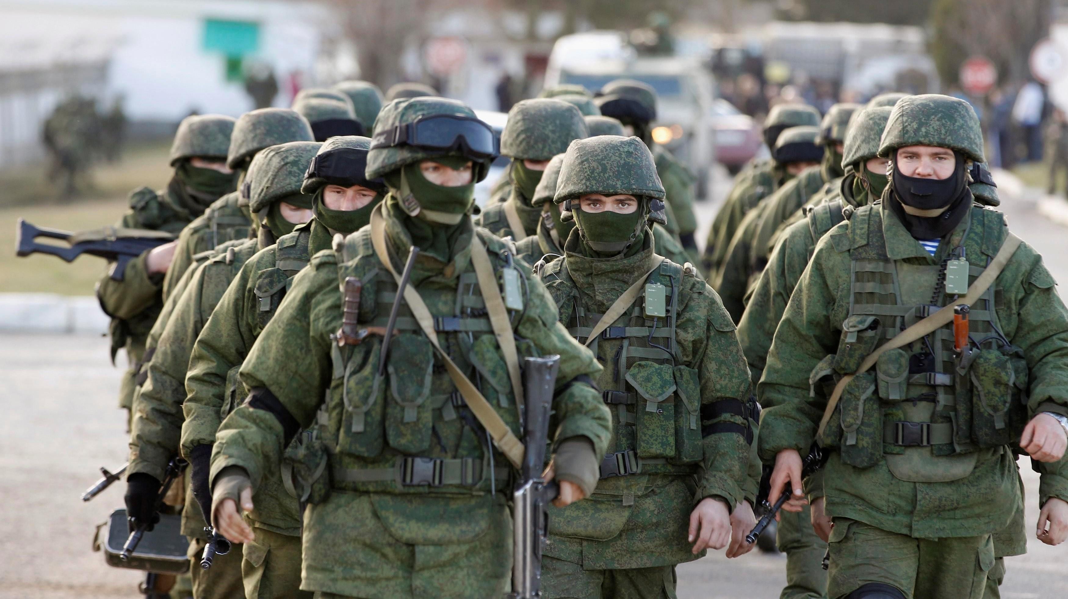 Тисячі військових та засилля техніки: Росія не має наміру зупинятись із тренуваннями у Криму