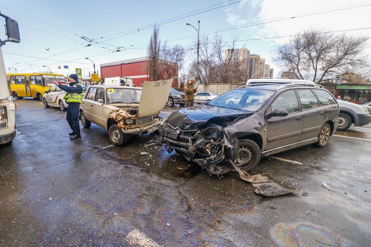 У Києві Sitroen збив жінку та дитину: фото, відео