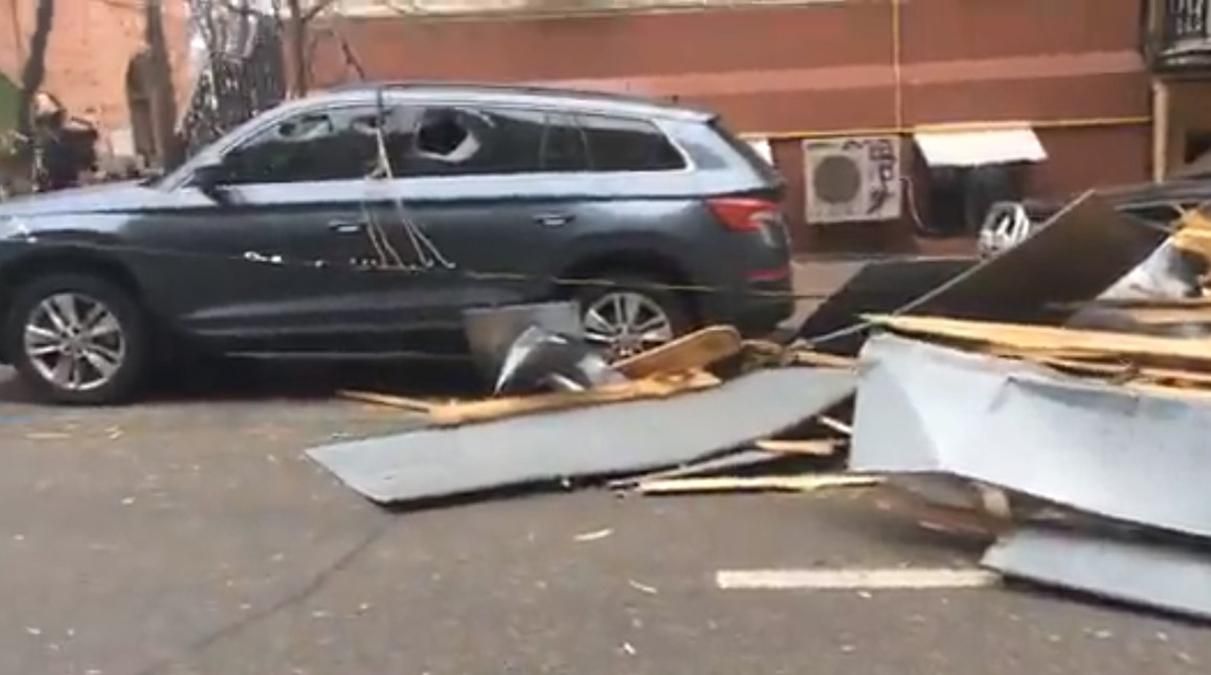 У центрі Києва потужний вітер звалив дах багатоповерхівки на дорогу: фото, відео У центрі Києва потужний вітер звалив дах багатоповерхівки на дорогу: фото, відео