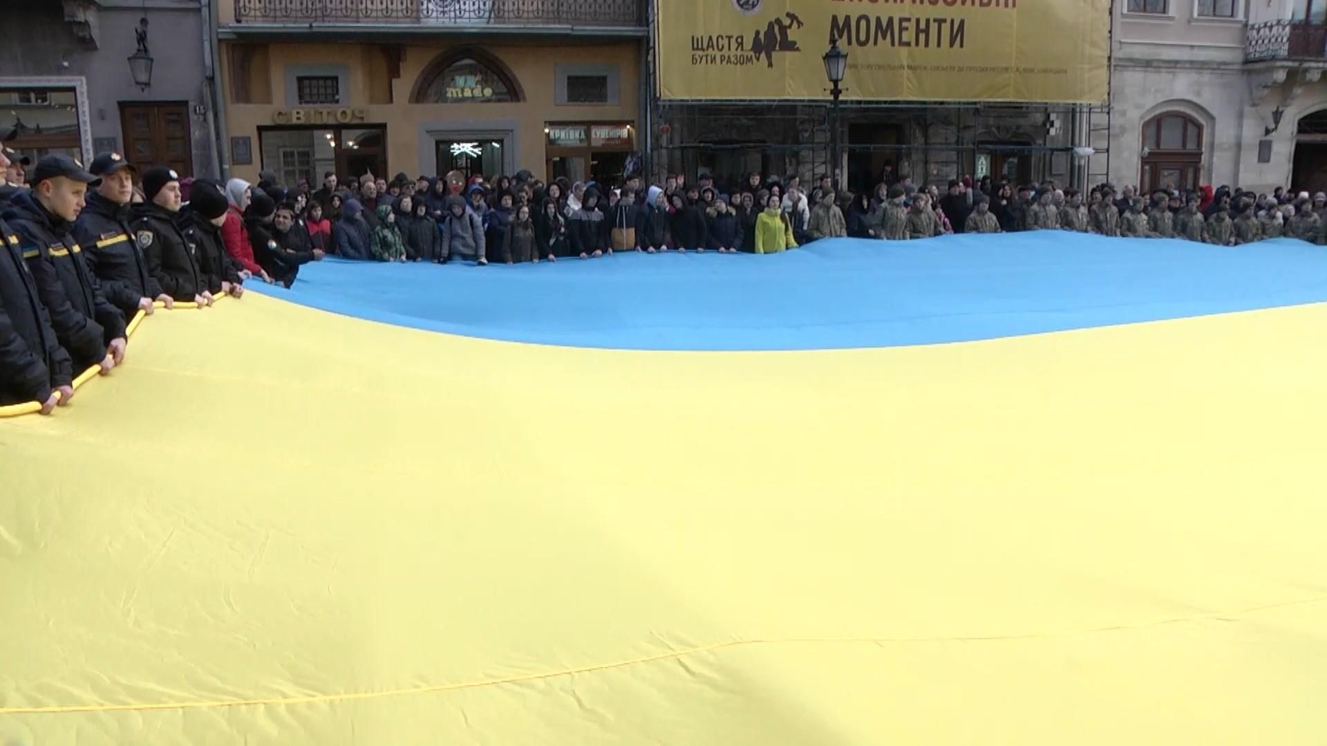 Во Львове сотни людей одновременно спели гимн Украины: увлекательное видео