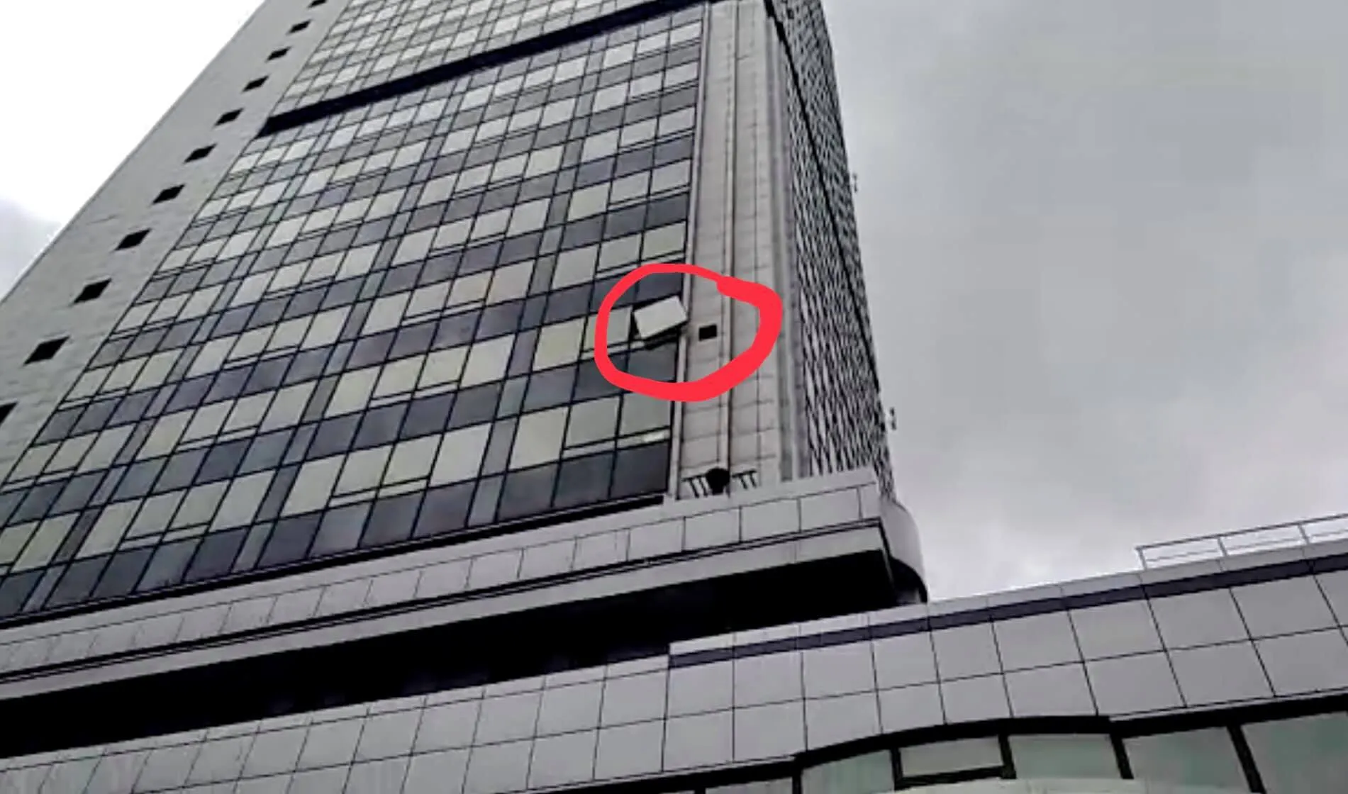 Київський апеляційний суд буревій вітер штормовий вітер Київ Київський апеляційний суд буревій вітер штормовий вітер Київ