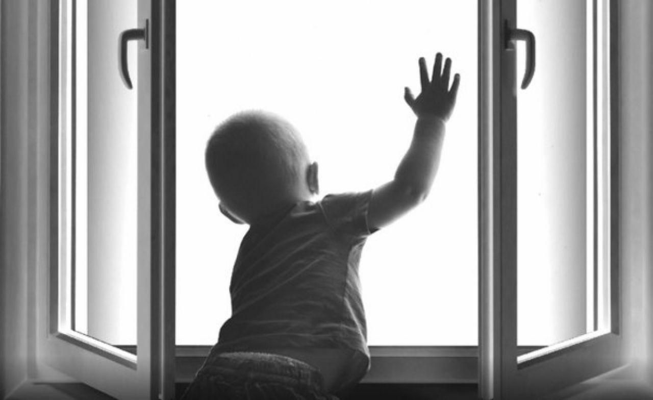 На Днепропетровщине двухлетний ребенок выпал из окна