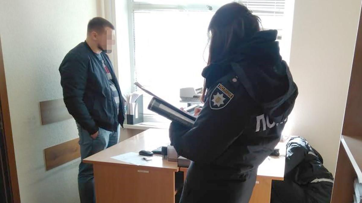 У Києві обстріляли будівлю суду: фото і відео У Києві обстріляли будівлю суду: фото і відео