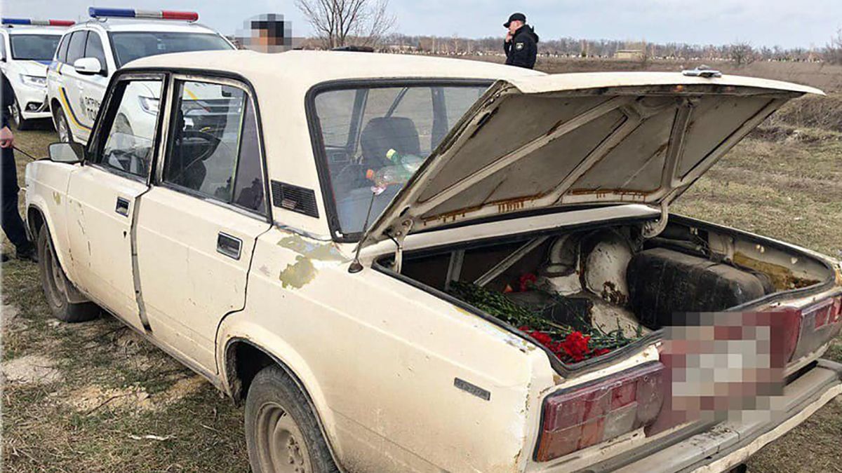 В Одессе задержали компанию, которая ради развлечения стреляла по могилам