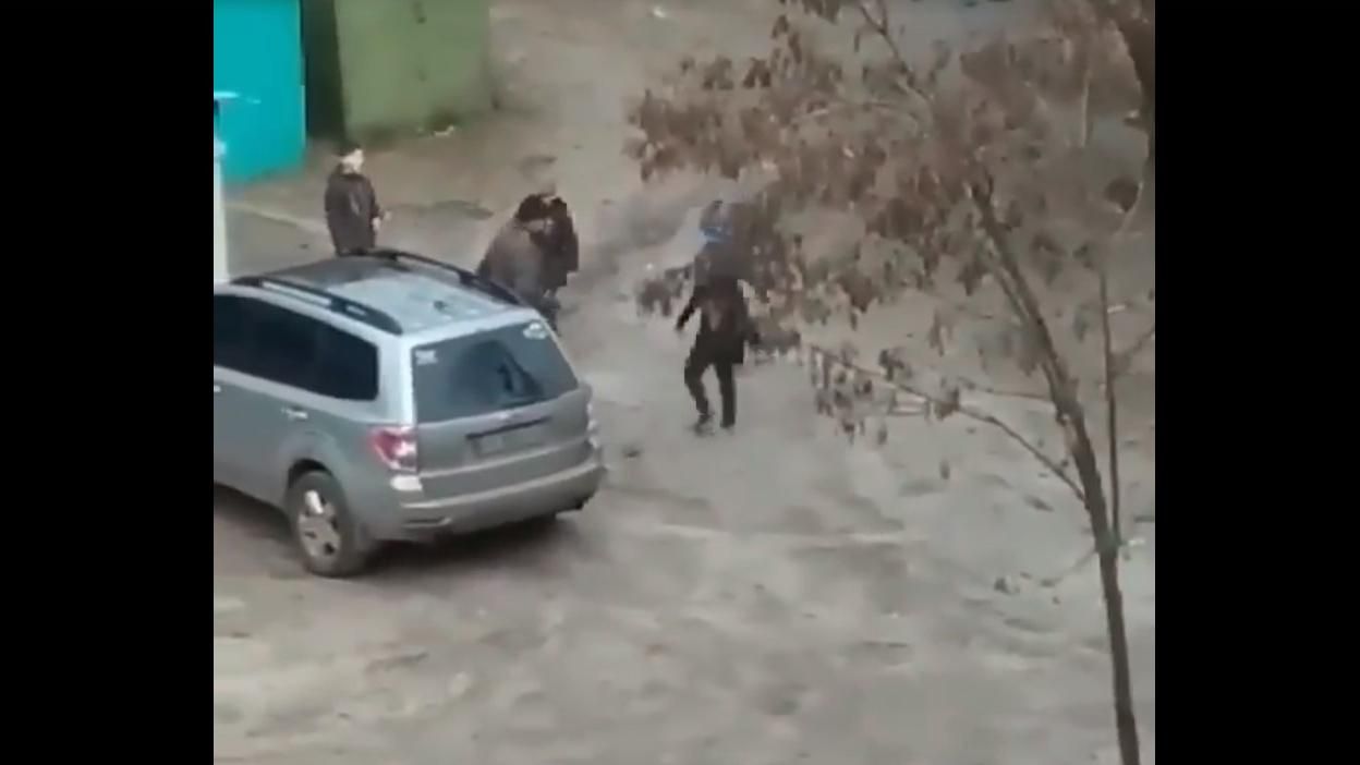 У Харкові група малолітніх напала на перехожого: обурливі кадри У Харкові група малолітніх напала на перехожого: обурливі кадри