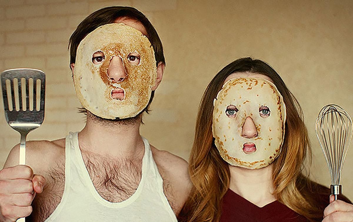 Росіянам жбурляли млинці з балкона музею на Масляну: курйозне відео Росіянам жбурляли млинці з балкона музею на Масляну: курйозне відео