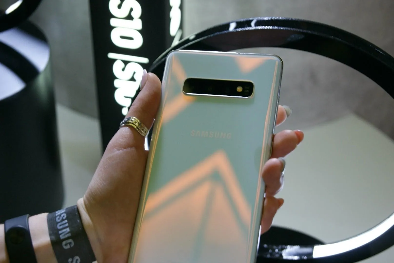 Дизайн смартфона Samsung Galaxy S10 + Дизайн смартфона Samsung Galaxy S10 +