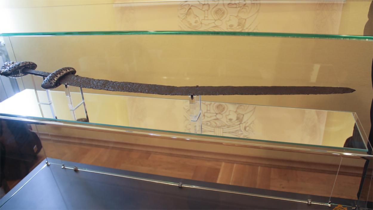 Унікальний меч вікінгів показали у Львові: яскраві фото та відео