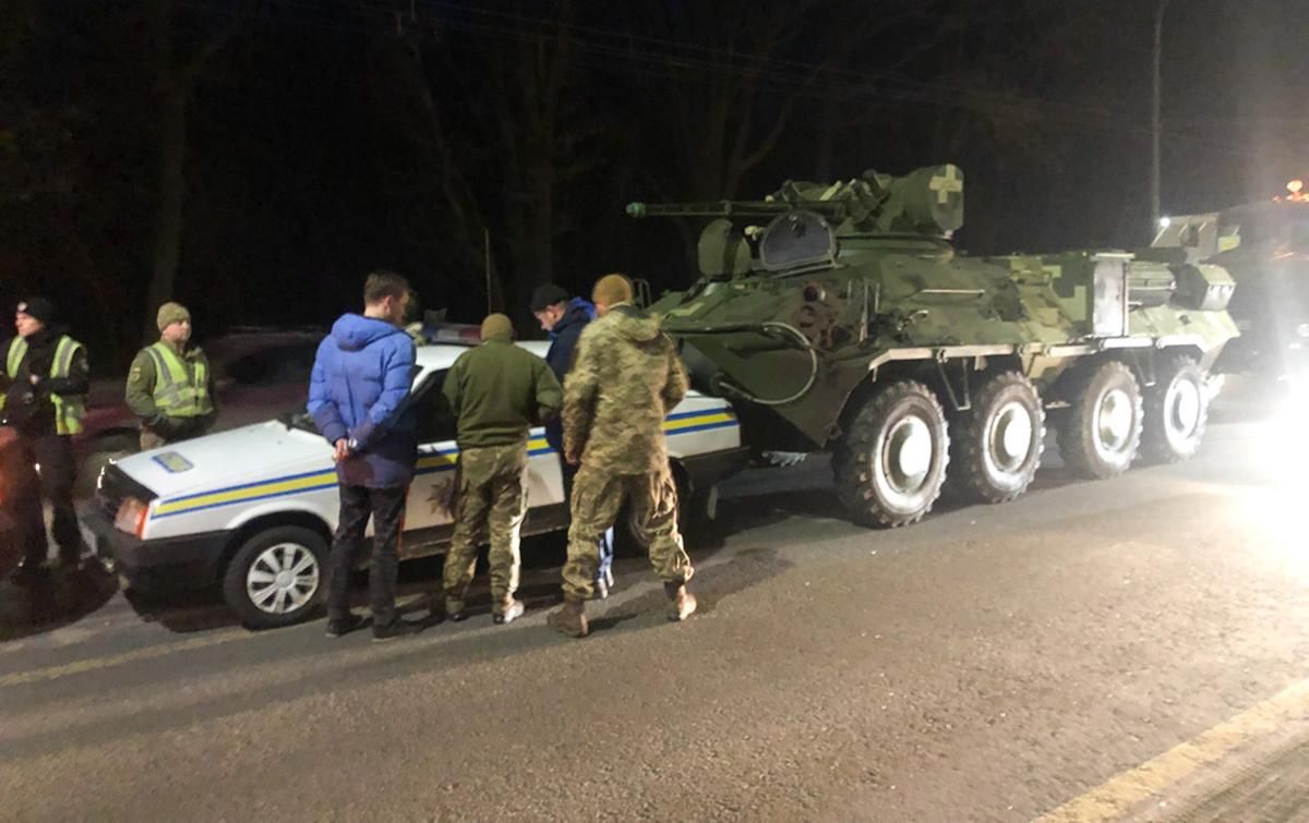 В Киеве БТР въехал в авто военной инспекции: фото и видео
