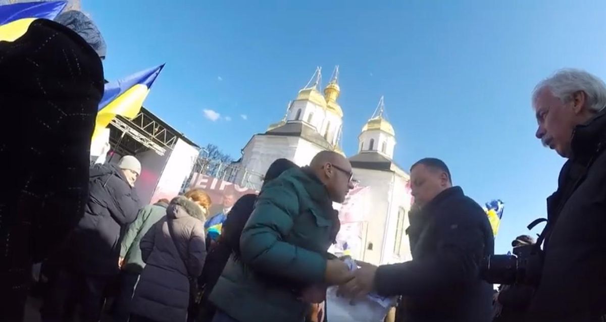 Ви погано поводитесь, – охоронець Порошенка вирвав плакат з рук журналіста у Чернігові, є відео Ви погано поводитесь, – охоронець Порошенка вирвав плакат з рук журналіста у Чернігові, є відео