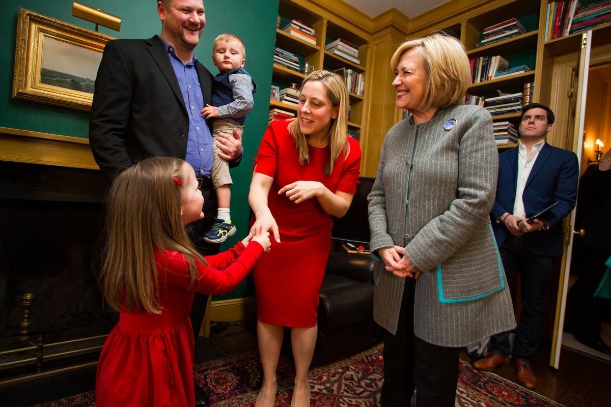 Хиллари Клинтон во время выступления ответила на звонок внуков: милое видео Хиллари Клинтон во время выступления ответила на звонок внуков: милое видео