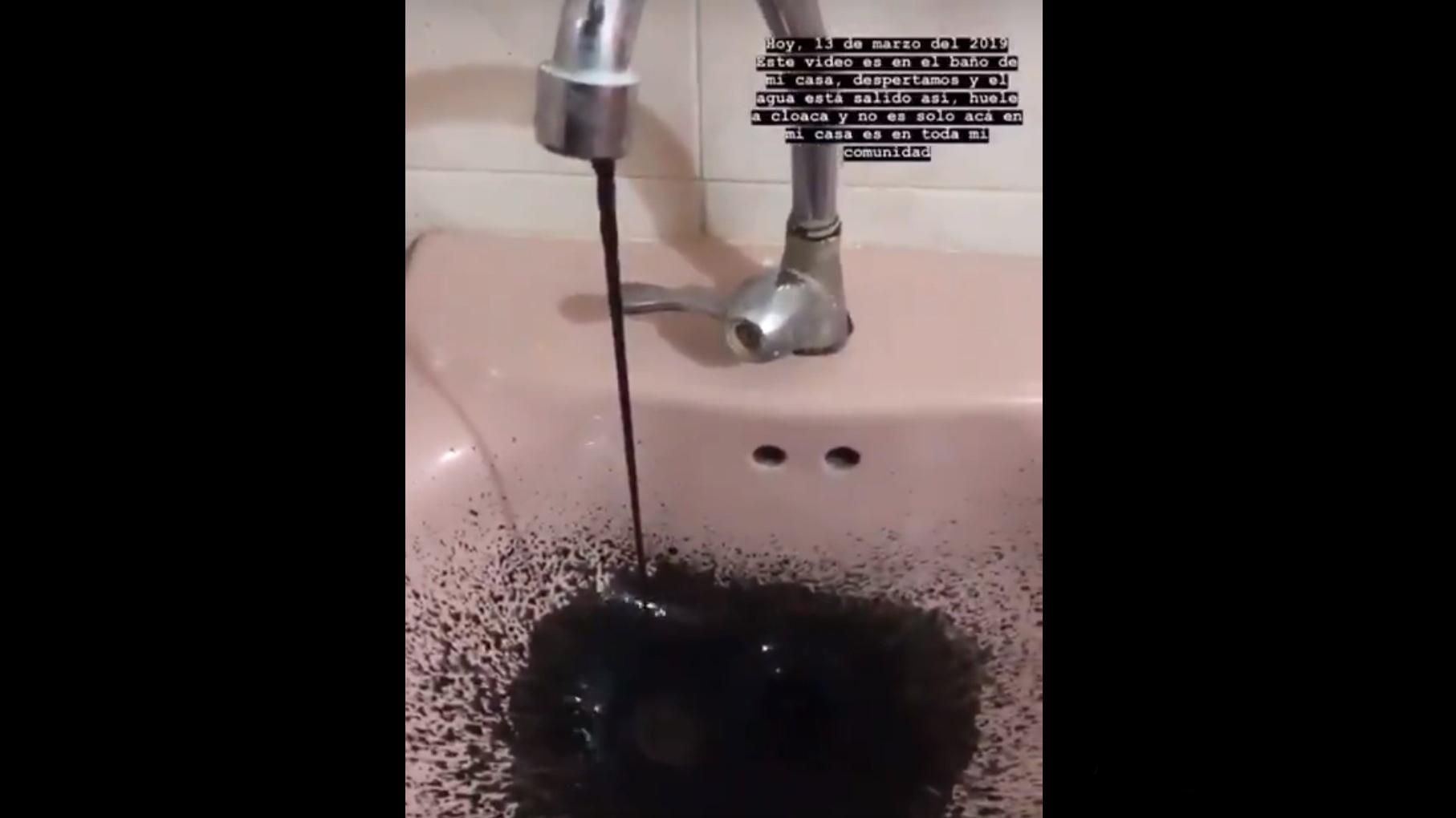 В Венесуэле из кранов потекла вода с нефтью: жуткие фото и видео В Венесуэле из кранов потекла вода с нефтью: жуткие фото и видео