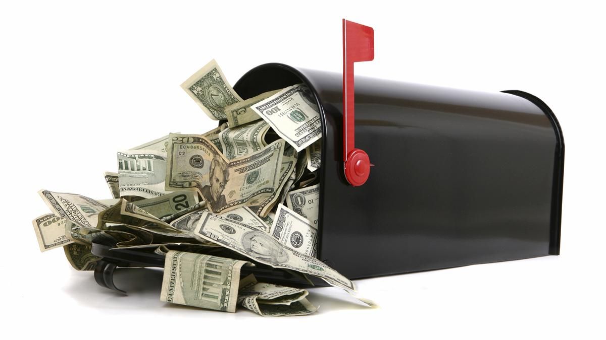 Испанский Робин Гуд: неизвестный благодетель подбрасывает жителям села деньги Испанский Робин Гуд: неизвестный благодетель подбрасывает жителям села деньги