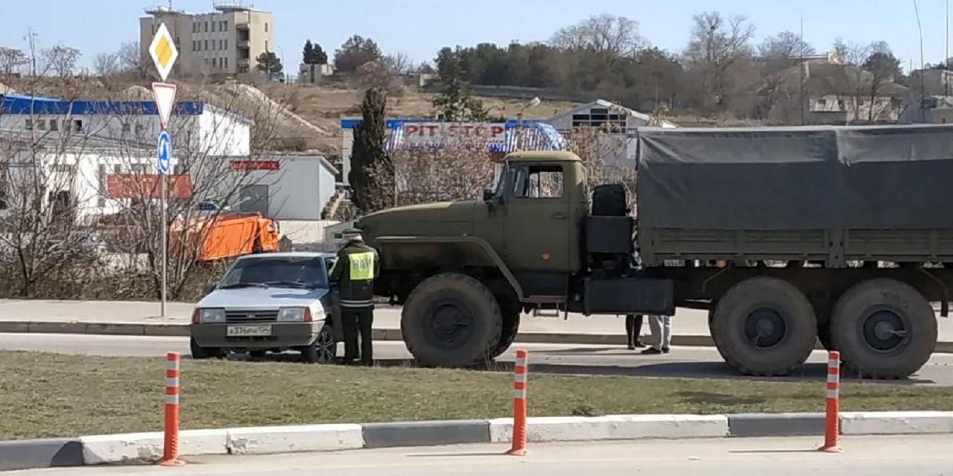 В оккупированном Севастополе произошло ДТП с участием военного грузовика: фото