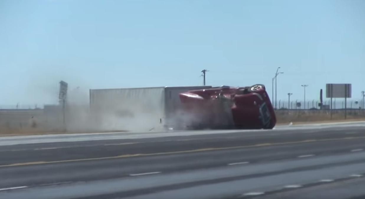 В США мощный ветер сдул с дороги грузовик: шокирующее видео
