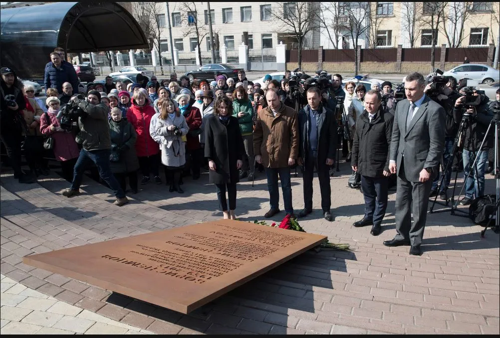Борис Нємцов сквер Київ Борис Нємцов сквер Київ